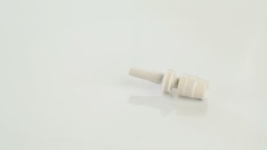 Beyaz arka plan üzerinde hassas plastik parçalar