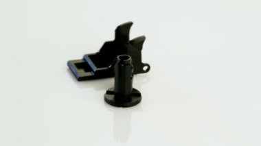 Beyaz arka plan üzerinde hassas plastik parçalar