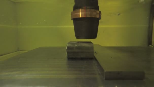 Corte de precisión de piezas metálicas mediante una máquina de descarga eléctrica — Vídeos de Stock