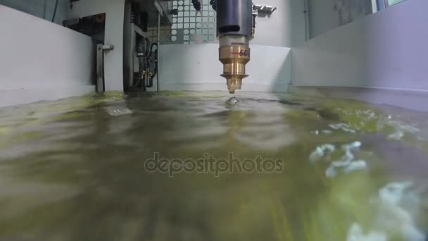 Taglio di precisione di parti metalliche utilizzando una macchina a scarica elettrica — Video Stock