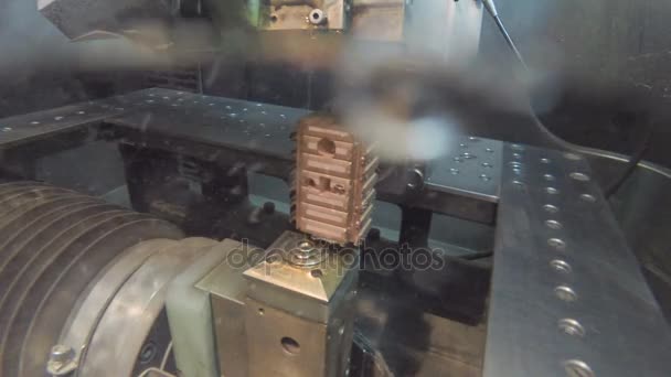 Corte de precisión de piezas metálicas mediante una máquina de descarga eléctrica — Vídeos de Stock