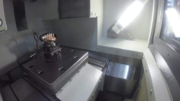 Fraisage des formes d'une pièce métallique sur une machine CNC — Video