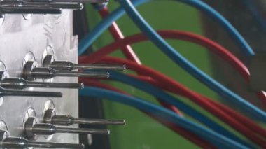 Plastik parçaların büyük bir fabrikada otomatik üretim