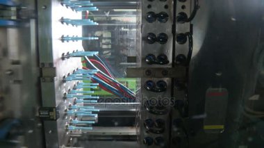 Plastik parçaların büyük bir fabrikada otomatik üretim