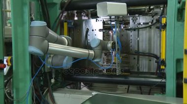 Plastik parçaların büyük bir fabrikada otomatik üretim