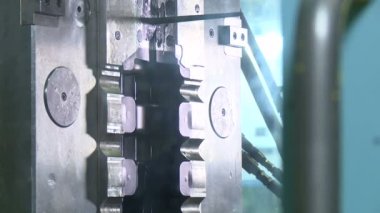 Plastik parçaların büyük bir fabrikada otomatik üretim