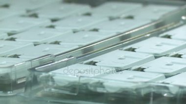 Plastik parçaların büyük bir fabrikada otomatik üretim