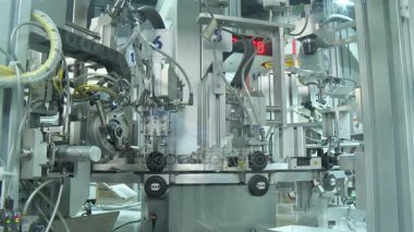 Plastik parçaların büyük bir fabrikada otomatik üretim