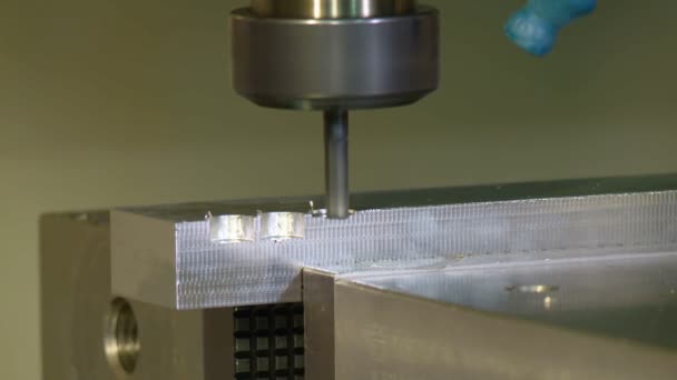 Fraisage des formes d'une pièce métallique sur une machine CNC — Video