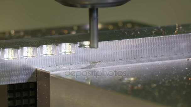 Freze Cnc makine üzerinde metal bir parça dışarı şekiller — Stok video