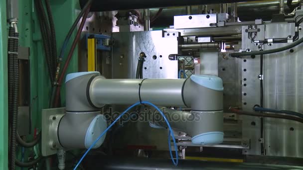 Автоматическое производство пластмассовых деталей на крупном заводе — стоковое видео