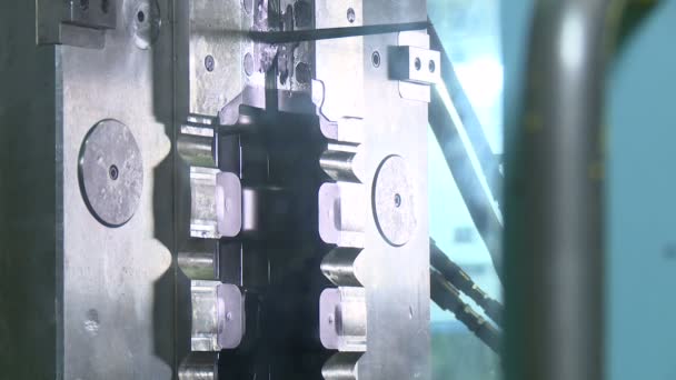 Production automatisée de pièces en plastique dans une grande usine 