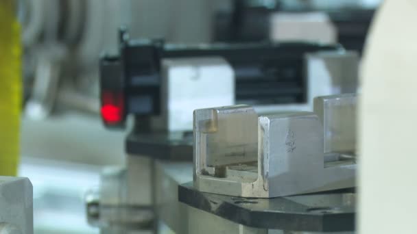 Producción automatizada de piezas de plástico en una gran fábrica — Vídeos de Stock