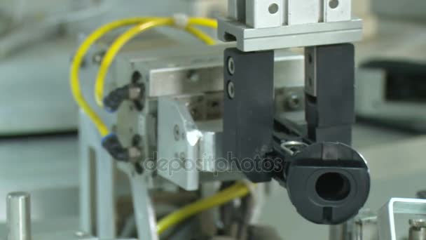 Автоматическое производство пластмассовых деталей на крупном заводе — стоковое видео