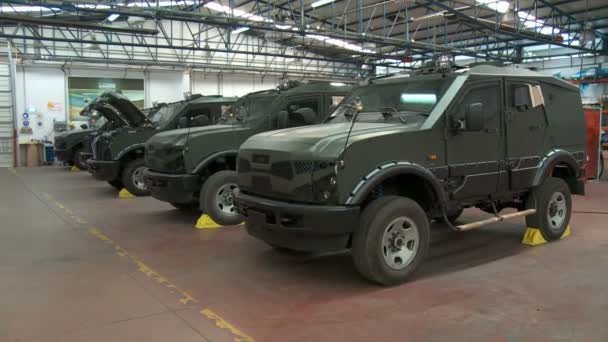 Israel, ca. 2011 - Herstellung gepanzerter Fahrzeuge in einer großen Fabrik — Stockvideo