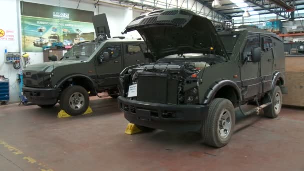 Israel, ca. 2011 - Herstellung gepanzerter Fahrzeuge in einer großen Fabrik — Stockvideo