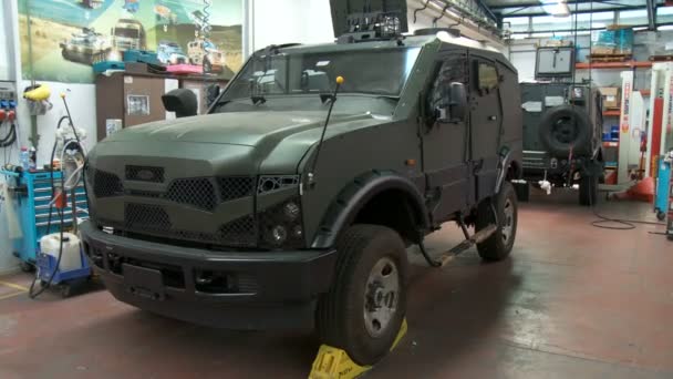 Israel, ca. 2011 - Herstellung gepanzerter Fahrzeuge in einer großen Fabrik — Stockvideo