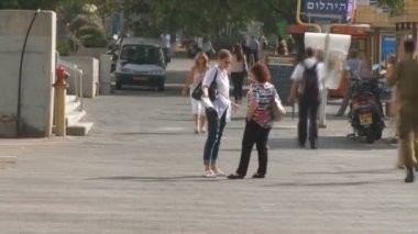 Ramat Gan, İsrail, 2011 - yaklaşık birçok kişi yürüyüş ile işlek cadde