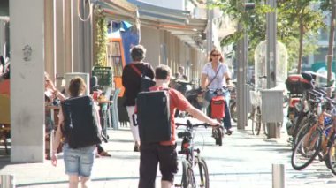 Ramat Gan, İsrail, 2011 - yaklaşık birçok kişi yürüyüş ile işlek cadde