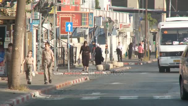 Bnei Brak Israël, Circa 2011 - drukke straat met orthodoxe Joden wandelen — Stockvideo