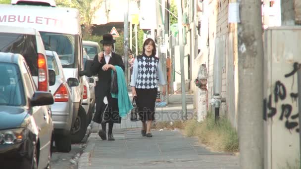 Bnei Brak Israel, Circa 2011 - Strada trafficata con ebrei ortodossi che camminano — Video Stock