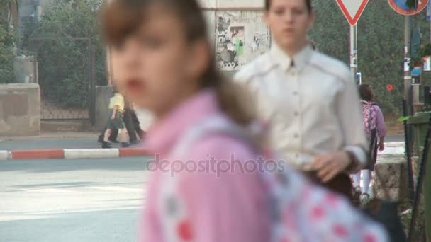 Бней Брака Ізраїлю, Circa 2011 - жвавій вулиці з православних євреїв, ходьба — стокове відео