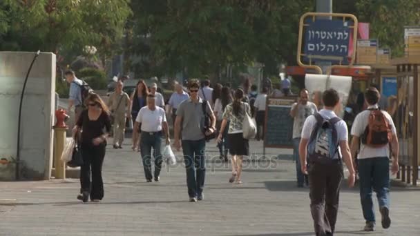 Ramat Gan, Israel, Circa 2011 - trafikerad gata med många människor gå — Stockvideo
