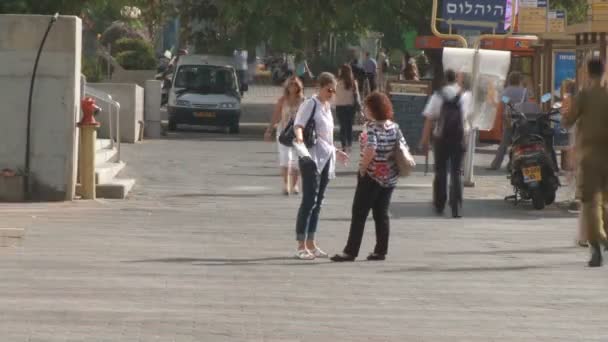 Ramat Gan, Israel, Circa 2011 - trafikerad gata med många människor gå — Stockvideo