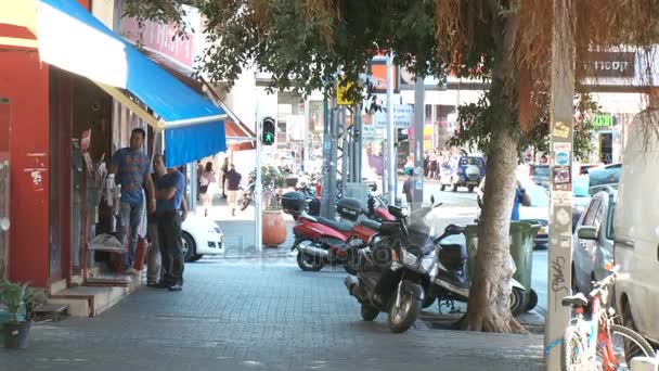Ramat Gan, Israël, Circa 2011 - drukke straat met veel mensen lopen — Stockvideo