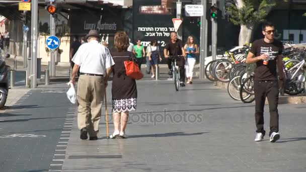 Ramat Gan, Israel, Circa 2011 - trafikerad gata med många människor gå — Stockvideo