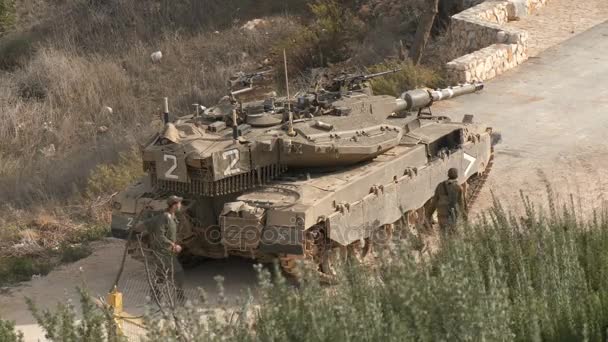 Israel, Circa 2011 - IDF-tank kjører ved siden av grensen til Libanon – stockvideo