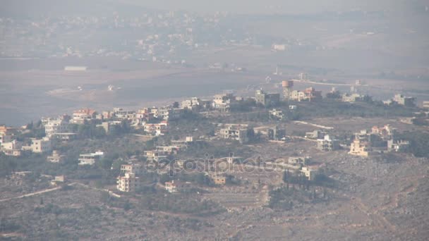 Israël, Circa 2011 - La frontière entre Israël et le Liban avec des postes et des drapeaux du Hezbollah . — Video