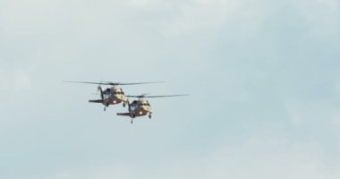 Düşük irtifada iki blackhawk helikopter uçmak