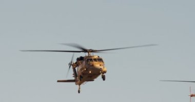 Düşük irtifada oluşumunda iki blackhawk helikopter uçmak