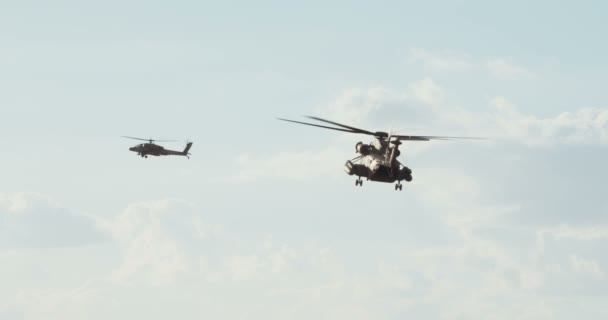 Hélicoptère militaire en vol de combat — Video