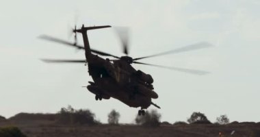 Ch-53 helikopteri bir gösteri sırasında bir airshow uçan