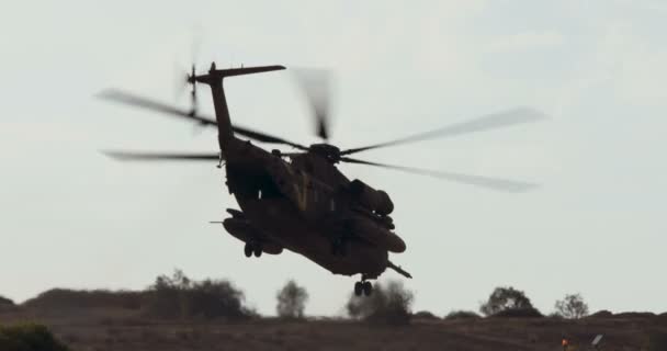 CH-53 helicóptero volando en una demostración durante un espectáculo aéreo — Vídeos de Stock