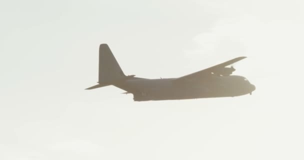C-130 dopravní letadlo droping nákladu během boje — Stock video