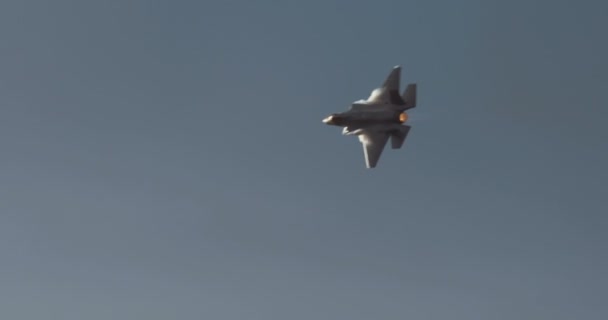 İsrail Hava Kuvvetleri F-35 stealth avcı alçak irtifa uçuş sırasında — Stok video