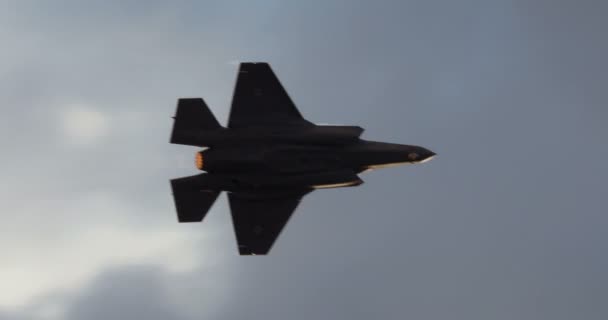 İsrail Hava Kuvvetleri F-35 stealth avcı alçak irtifa uçuş sırasında — Stok video