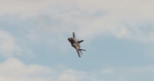 Israeliska flygvapnet f-35 stealth fighter under flygning på låg höjd — Stockvideo