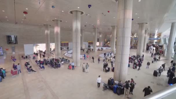 Люди в терминале аэропорта с багажом — стоковое видео