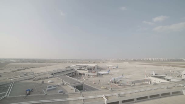 Vista general de un gran aeropuerto con aviones y terminales — Vídeo de stock