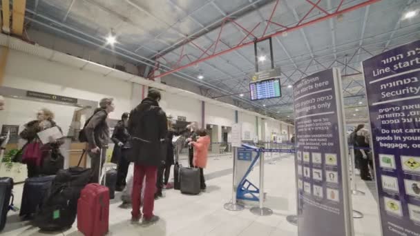 Timelapse van mensen in lijn voor de beveiliging van de luchthaven controleren — Stockvideo