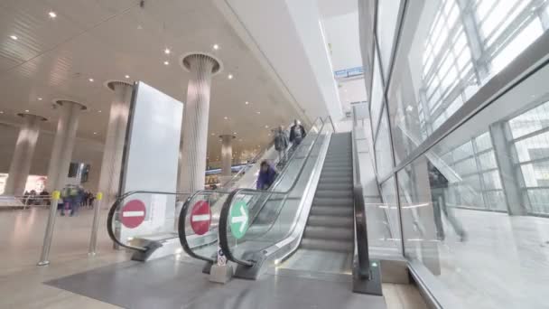 Zeitraffer für Rolltreppen im Flughafenterminal — Stockvideo