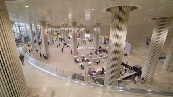 Люди в термінал з багажем — стокове відео