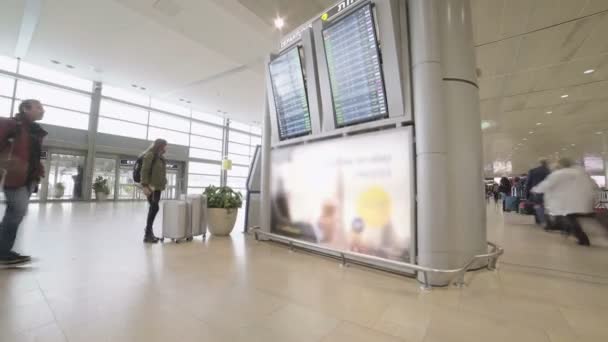 출발 보드에서 보고 하는 공항 터미널에서 승객 — 비디오