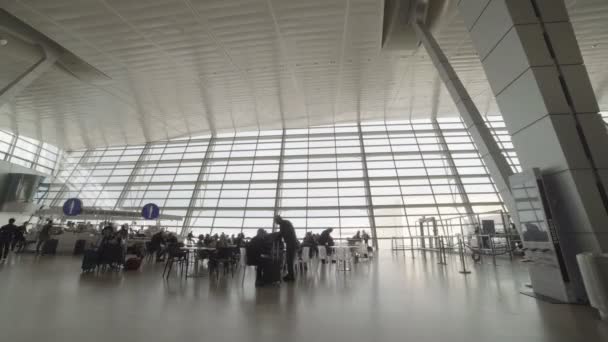 Personnes dans le terminal de l'aéroport avec bagages — Video