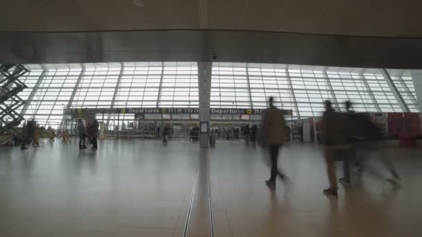 Personnes dans le terminal de l'aéroport avec bagages — Video