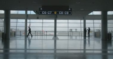 Havaalanı Bagaj ile yürüyüş terminal insanlarda silüeti